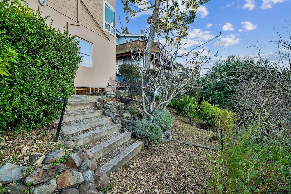 Charming 1933 Ridge-top Home With Stunning Views 4 Bedroom Home
