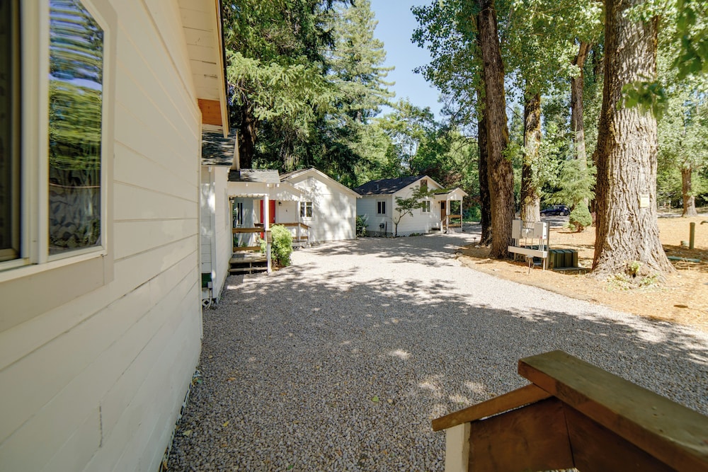 Golf & Hike: Cobb Mountain Cabin in Scenic Forest!