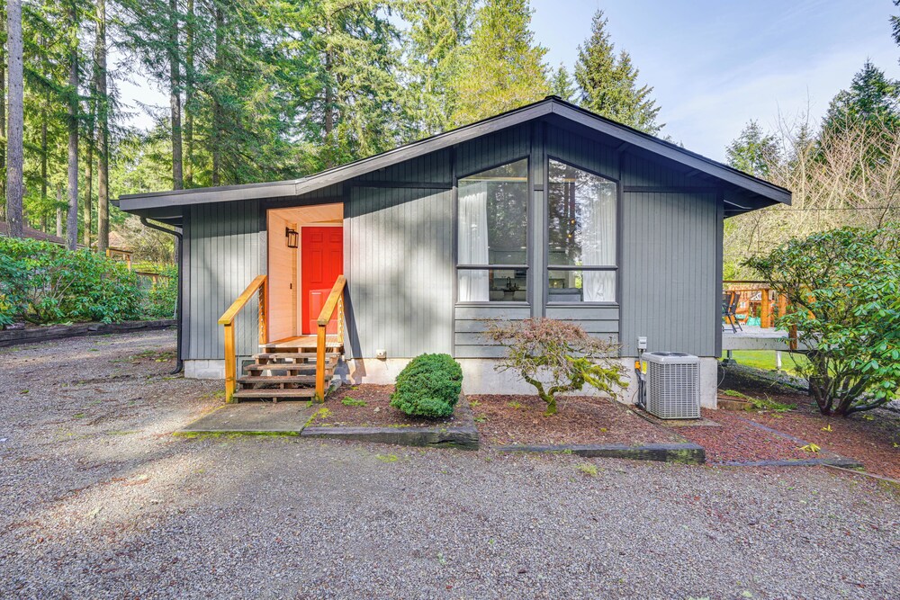 Walk to Lake: Anderson Island Escape w/ Fire Pit