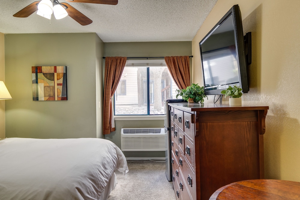Half-mi to Light Rail: Greenwood Village Studio