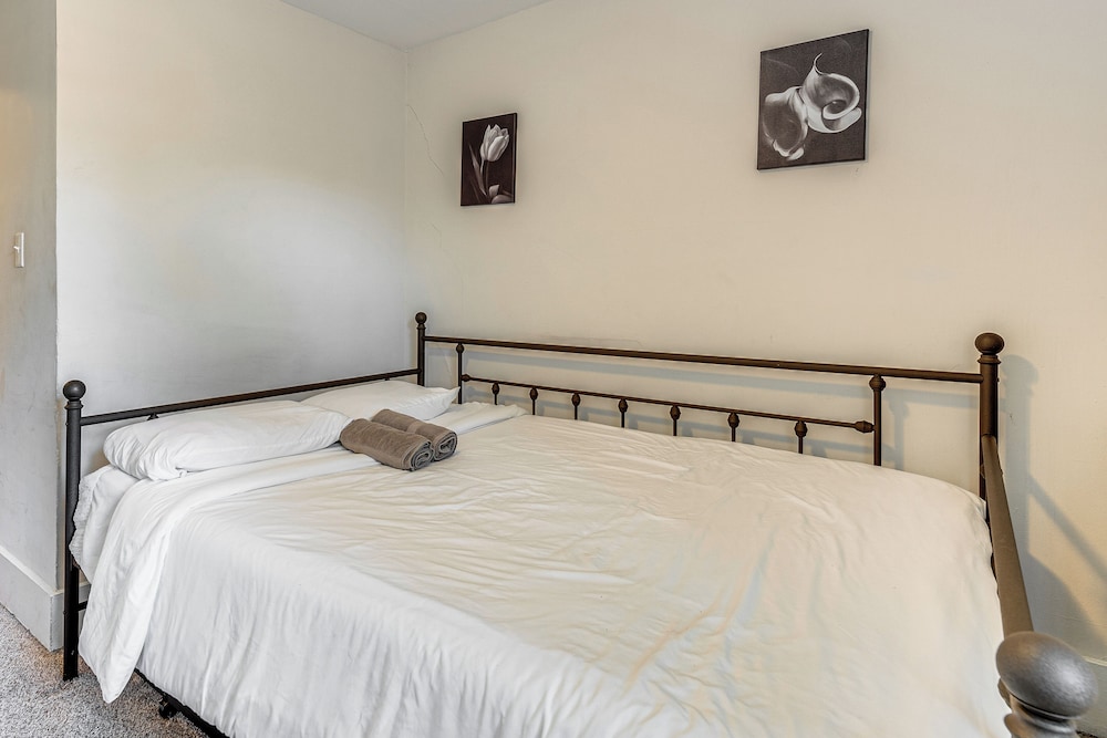 Stay & Play in Dtwn Stroudsburg: Updated Townhouse