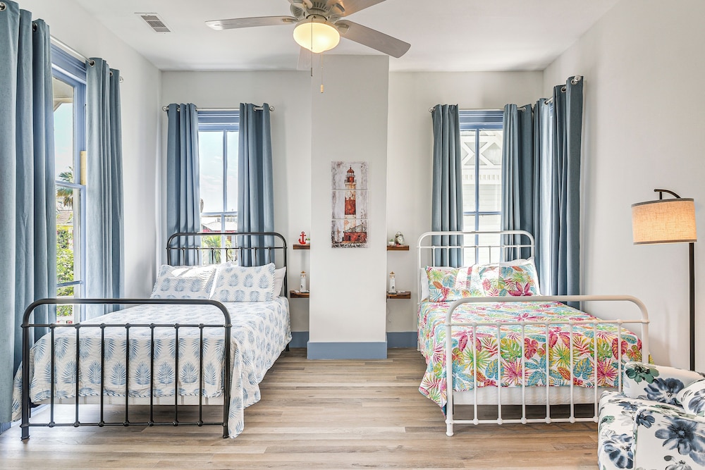 1 Mi to Beach: Historic Retreat in Galveston
