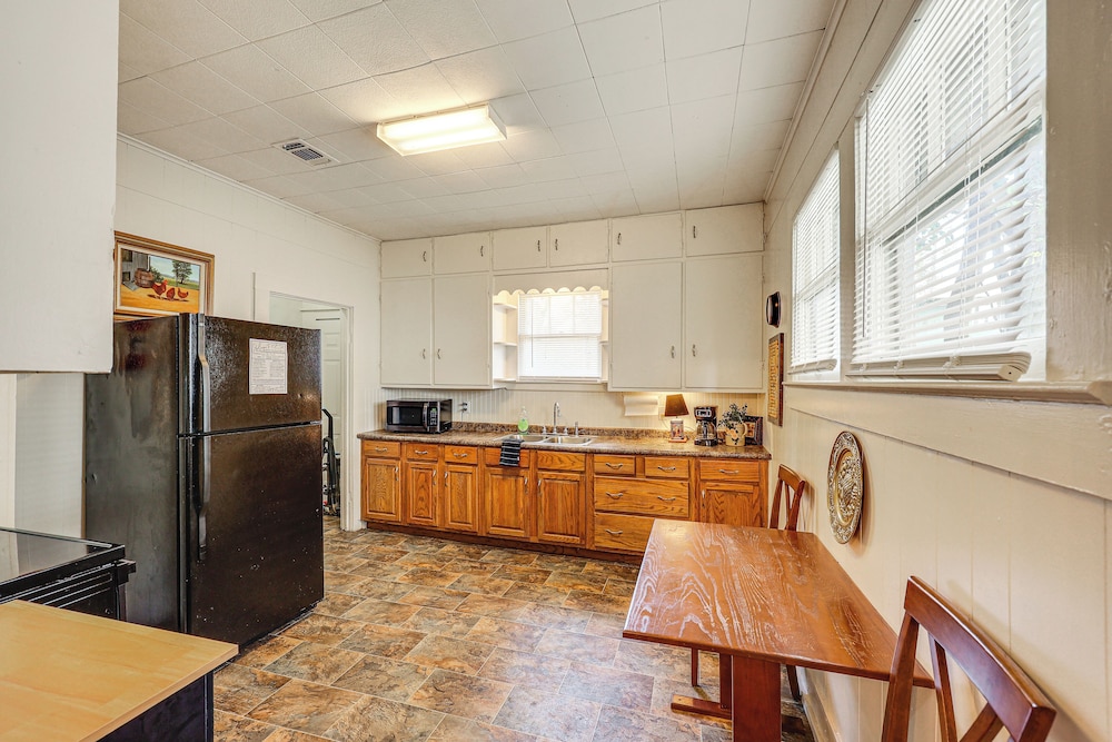 < 1 Mi to Historic Dtwn Texarkana: Charming Home!