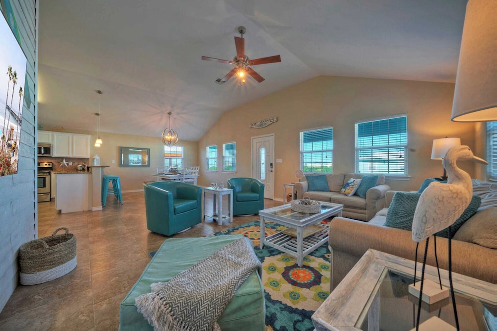 Sleeps 21, 2 Homes 2 Private Pools, Fire Pit, Swing Bar Walk to the Beach