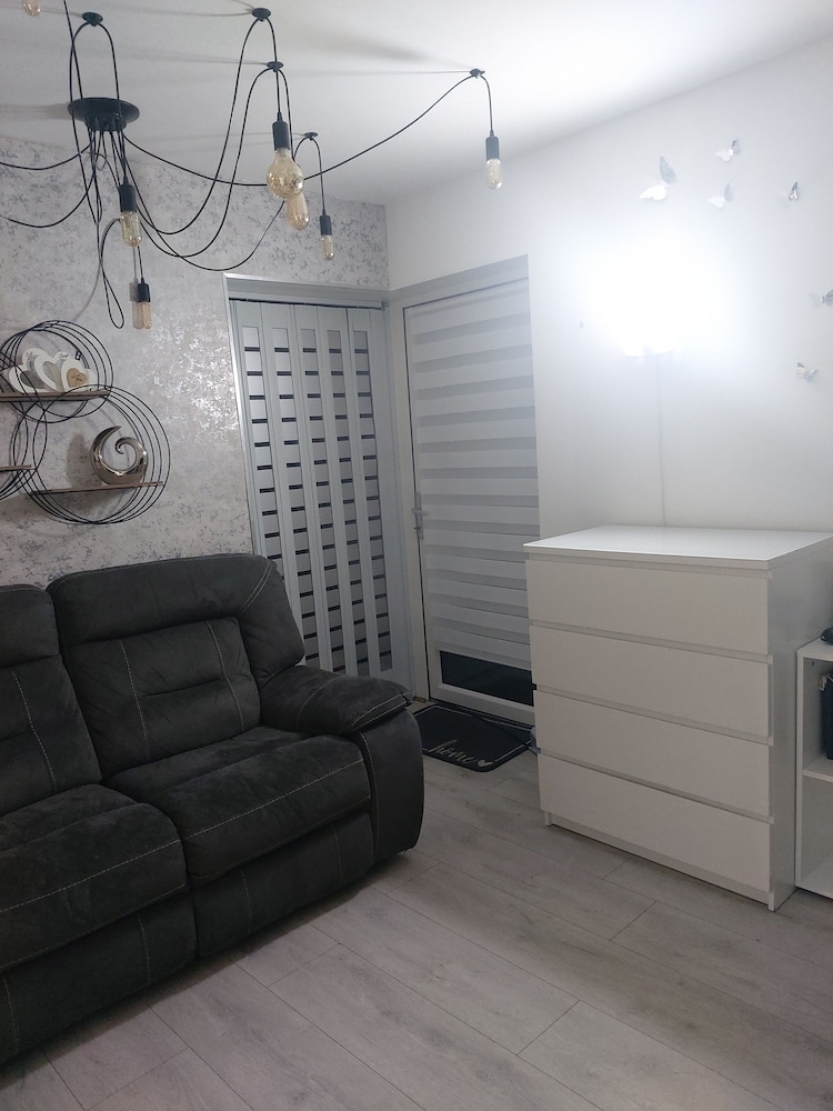 Charming 2-bed Apartment in Eastleigh view 5