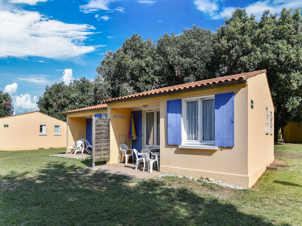 Gite le Chene Vert in a Holiday Park en Saint-Savinien