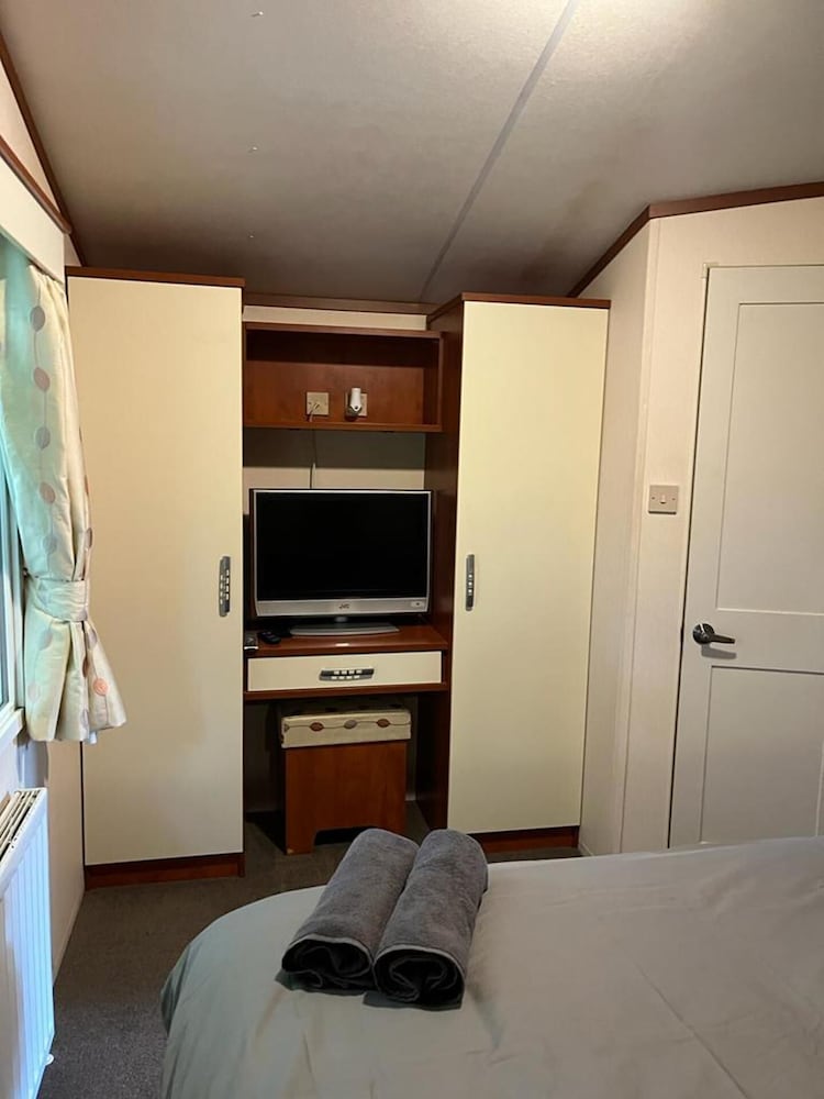 Spacious 2 bed Holiday Home Entertainment on Site view 3
