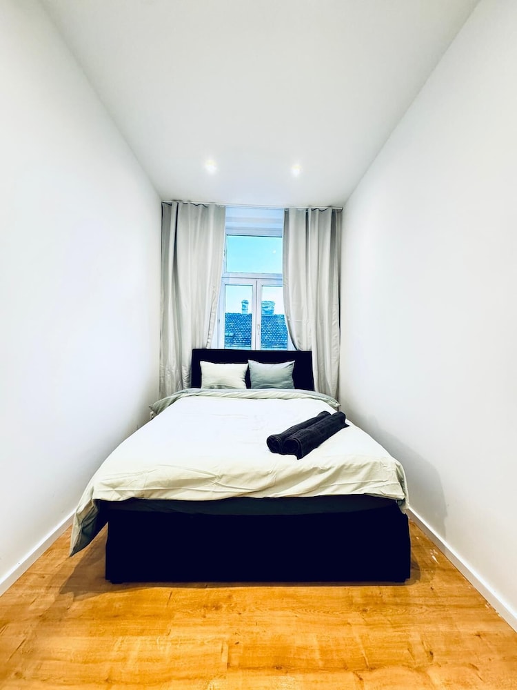 Lovely 4BR Apt Near Kaufpark Alterlaa