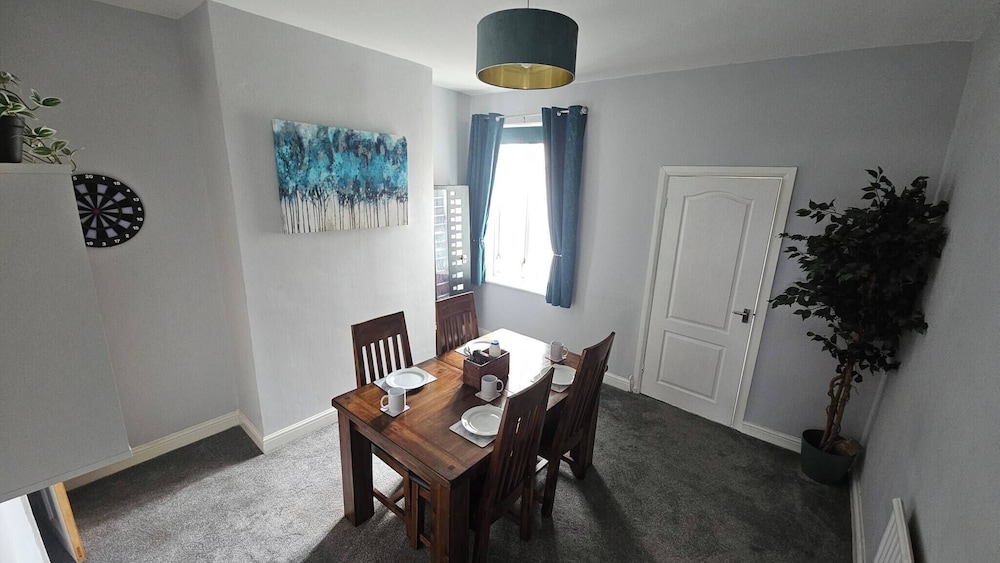 Charming 3-bedroom Home in Doncaster, Perfect for Family, Friends & Contractors