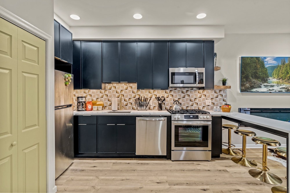 Family Oasis with 3BR, Games, WIFI & BBQ