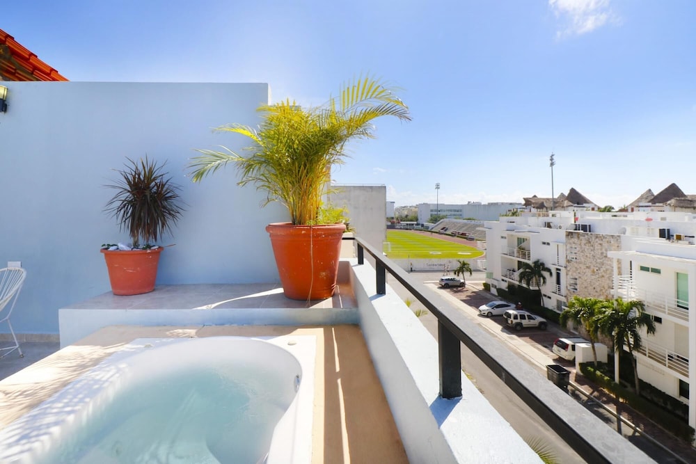Large 2 Bedroom Penthouse Rooftop w Jacuzzi view 3