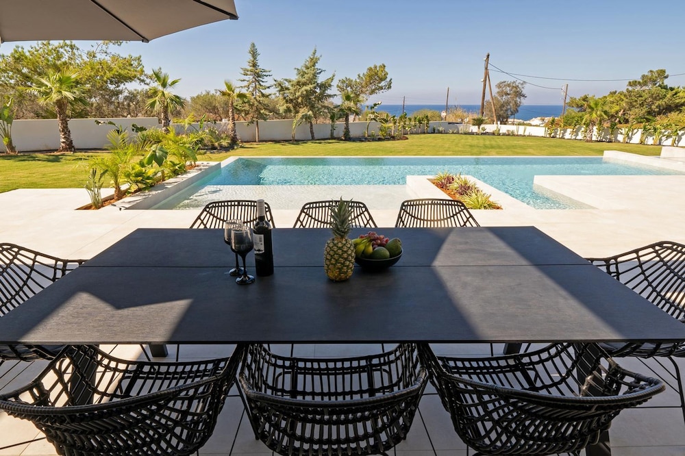Aethra Grand- Luxury 5-bed Villa 850m From Beach