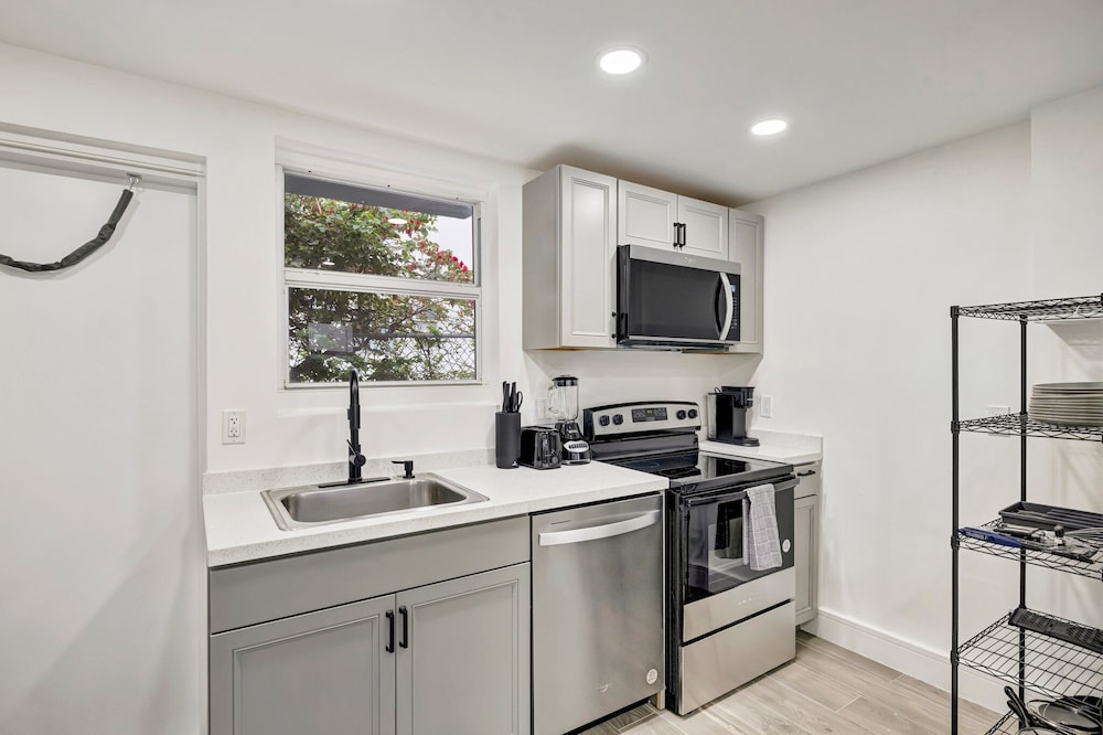 2BR 1BA off Las Olas Steps to Beach