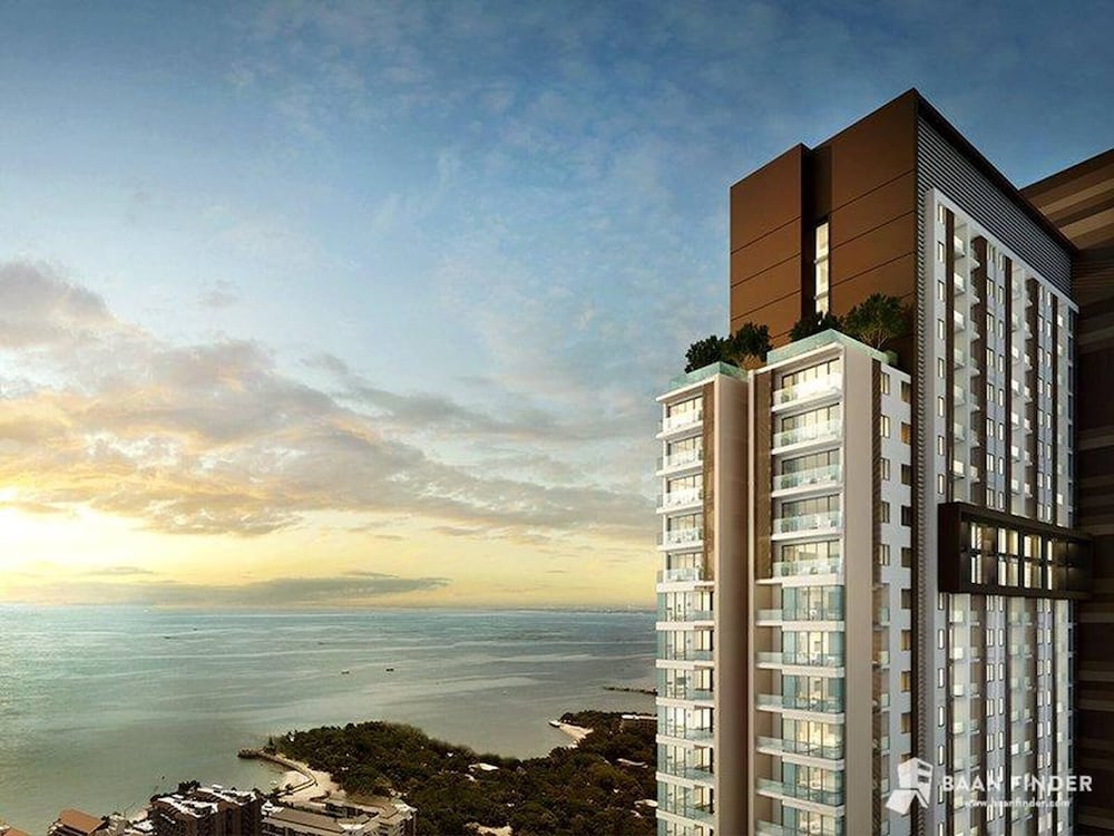 Large High Floor, Best Pool and Great Location