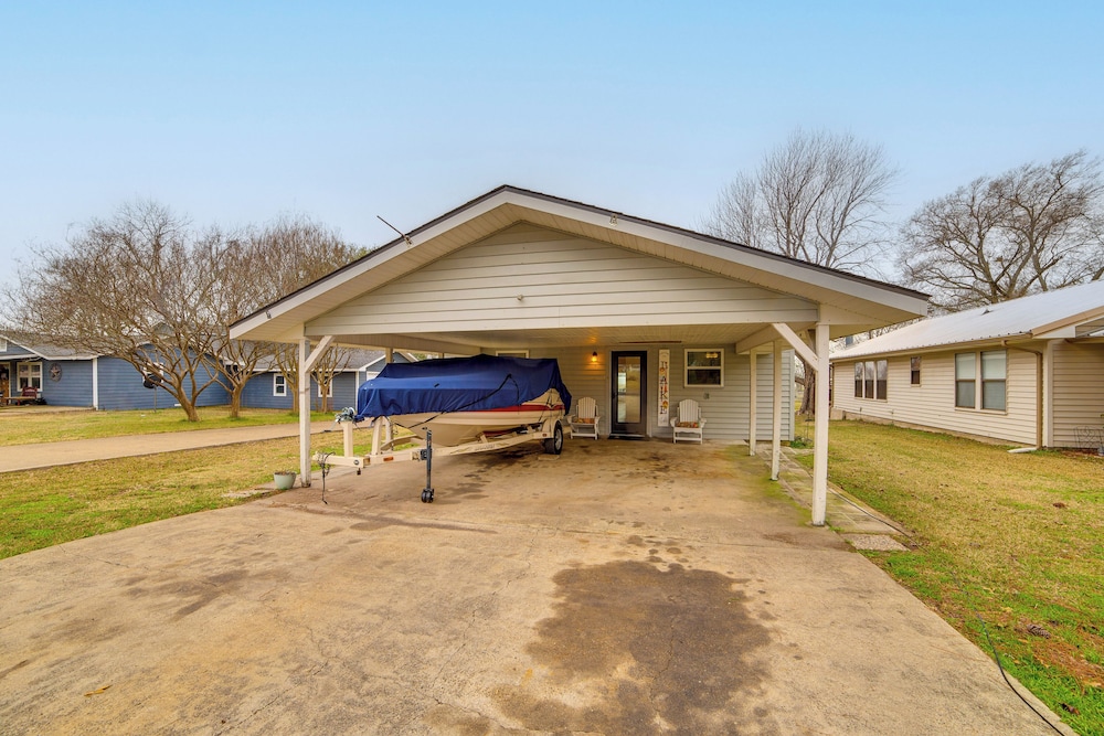 Waterfront Lake Tawakoni Home w/ Yard & Fire Pit