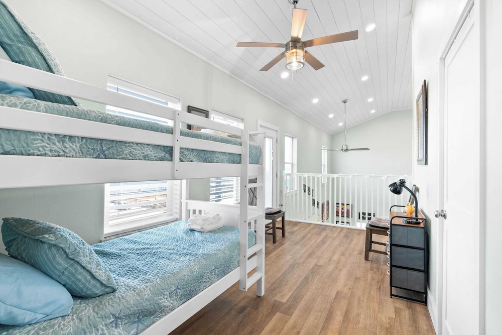 Laguna Sunrise Water Views, Private Pool + Minutes to Padre Island & Beaches