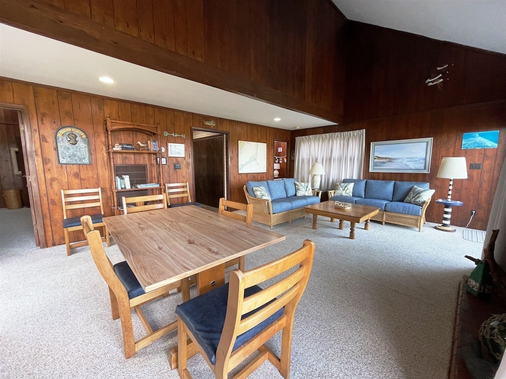 Will's Hideaway 3 Bedroom Cottage by RedAwning