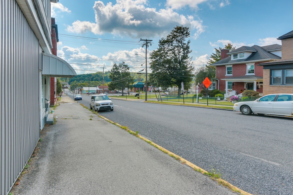 14 Mi to Black Moshannon! Pet-friendly Apartment