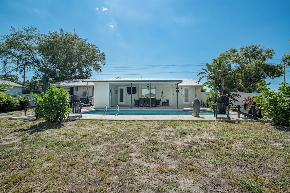 Luxury Pool Retreat near Siesta Key