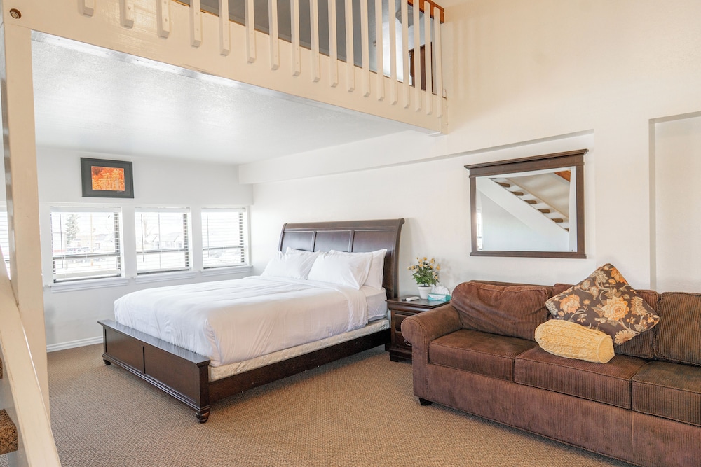 Road Creek Inn