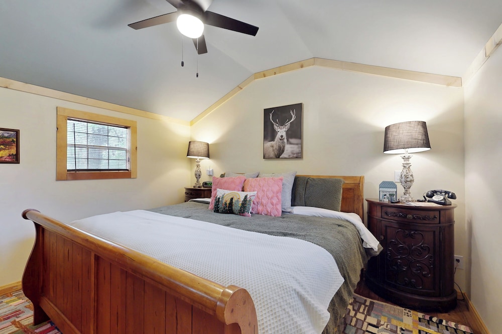 1BR Rustic Cabin w/ Kitchenette, Streaming & Wifi