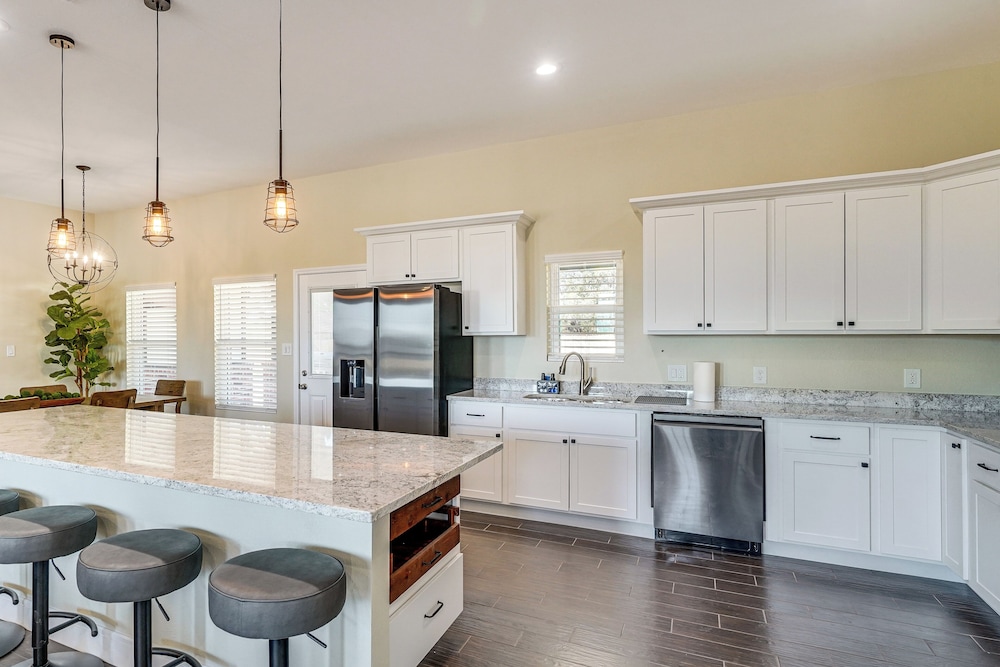 Golf, Shop & Explore: Home 5 Mi to Dtwn Midland!