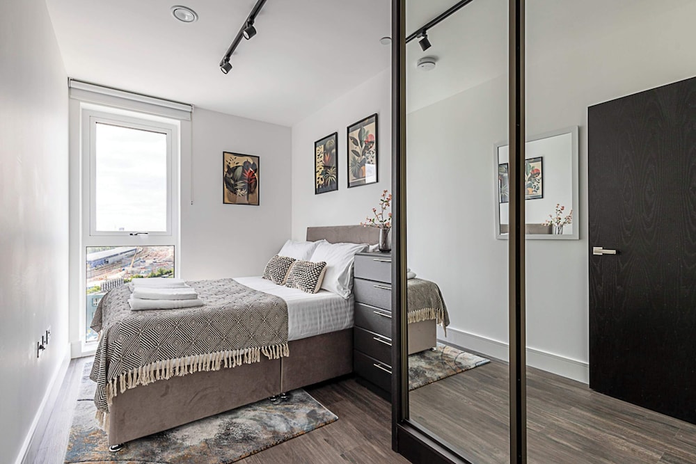 Chic and Sleek Sky-high Apartment view 5