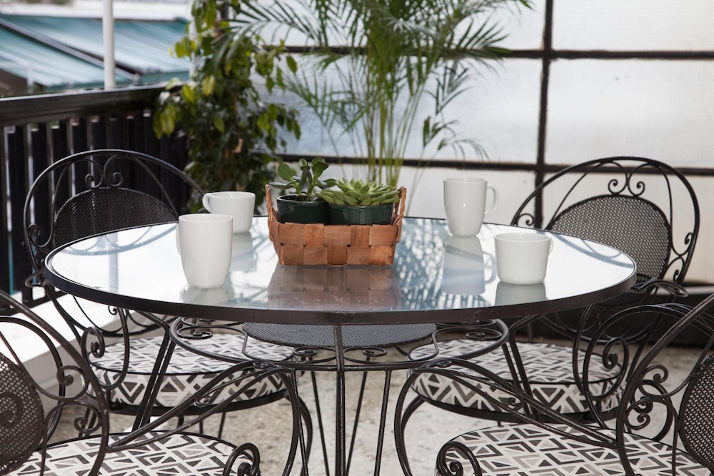 Pagrati Urban Oasis Getaway 2Bd Apt