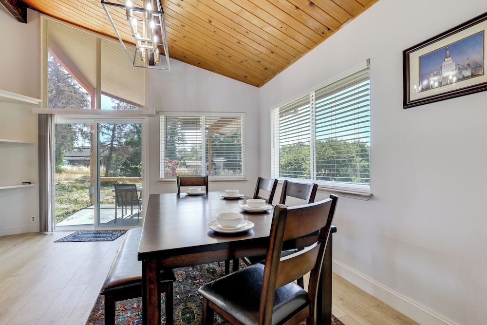 4 Mi to Folsom Lake: Modern Home w/ Patio!