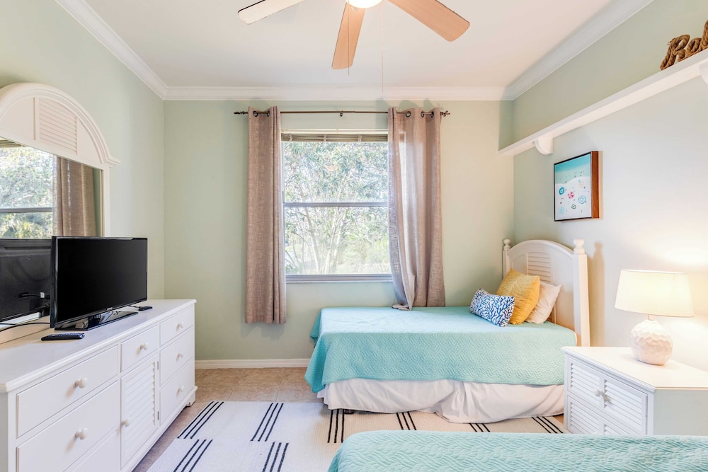 Private Pool, Pond Views, & Bonus Lounge in Gated Naples Community Drive to Dining & Sand