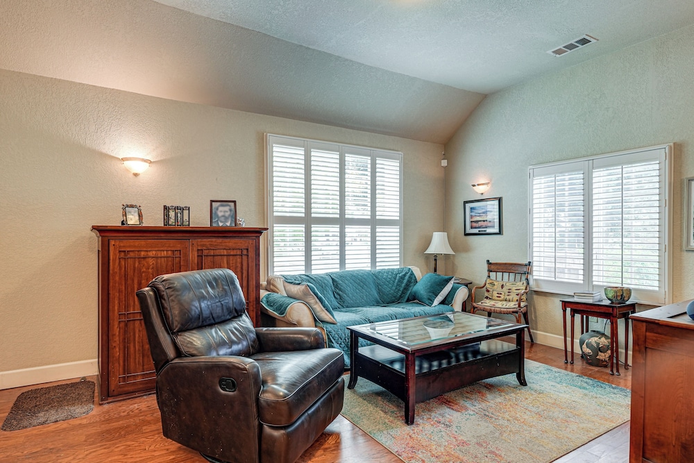 Walkable Miracle Mile Retreat w/ Peaceful Patio