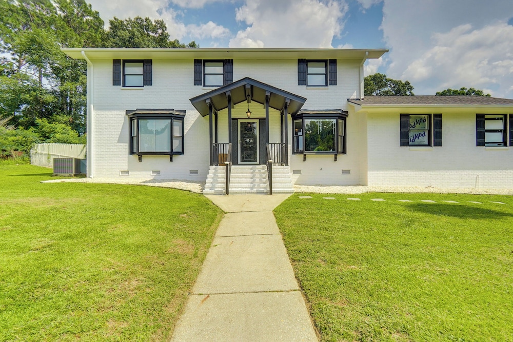 Pool & Game Room: Family Retreat in Fayetteville