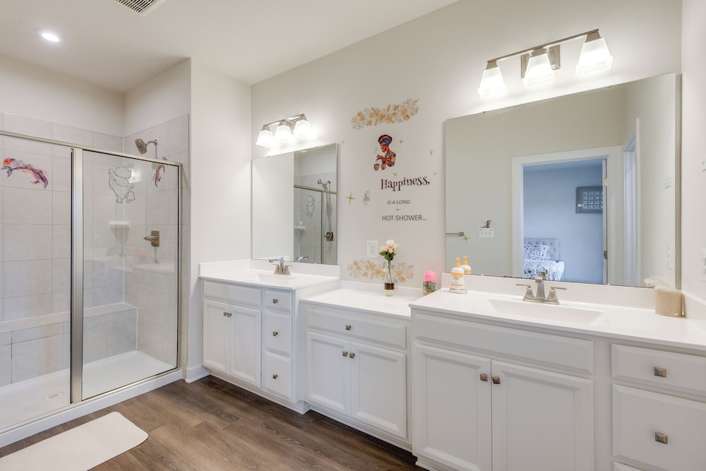 Townhome at Laurel Park: Modern & Spacious Getaway