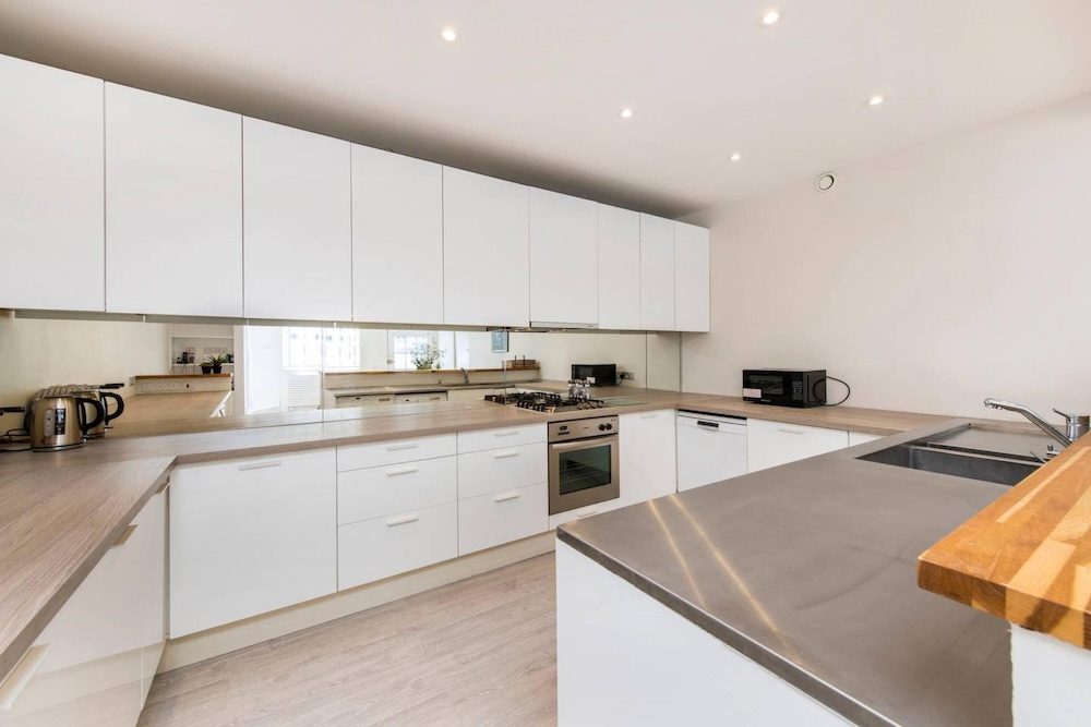 Divine 3-bed Mews House Battersea