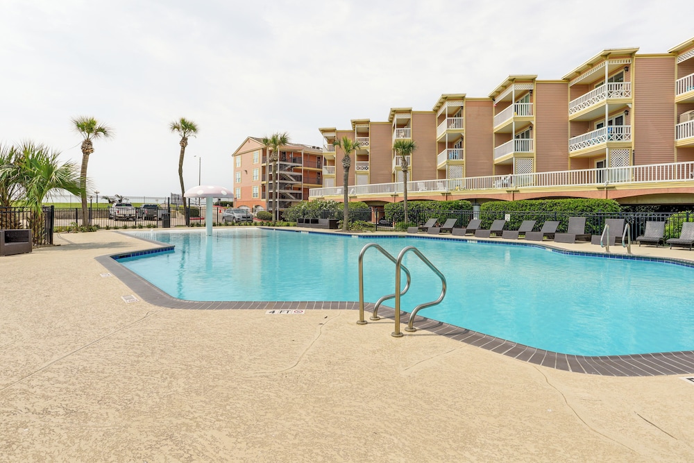 Pool & Hot Tub Access: Beachside Galveston Condo!