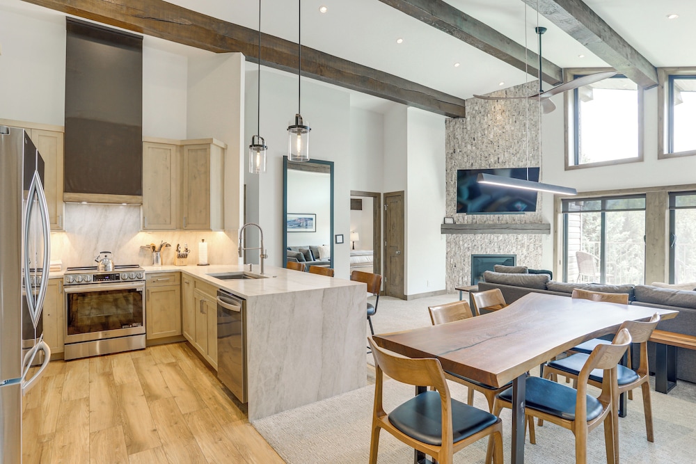 Sauna & Ski Shuttle Access: Mtn-view Condo in Avon