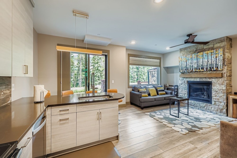1820 The Seasons 1 Bedroom Condo