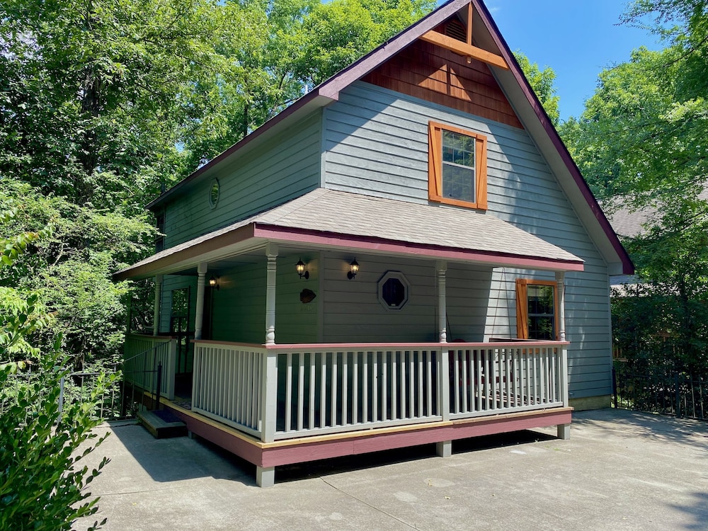 Hey Diddle Diddle 3 Bedroom Cabin by RedAwning view 3