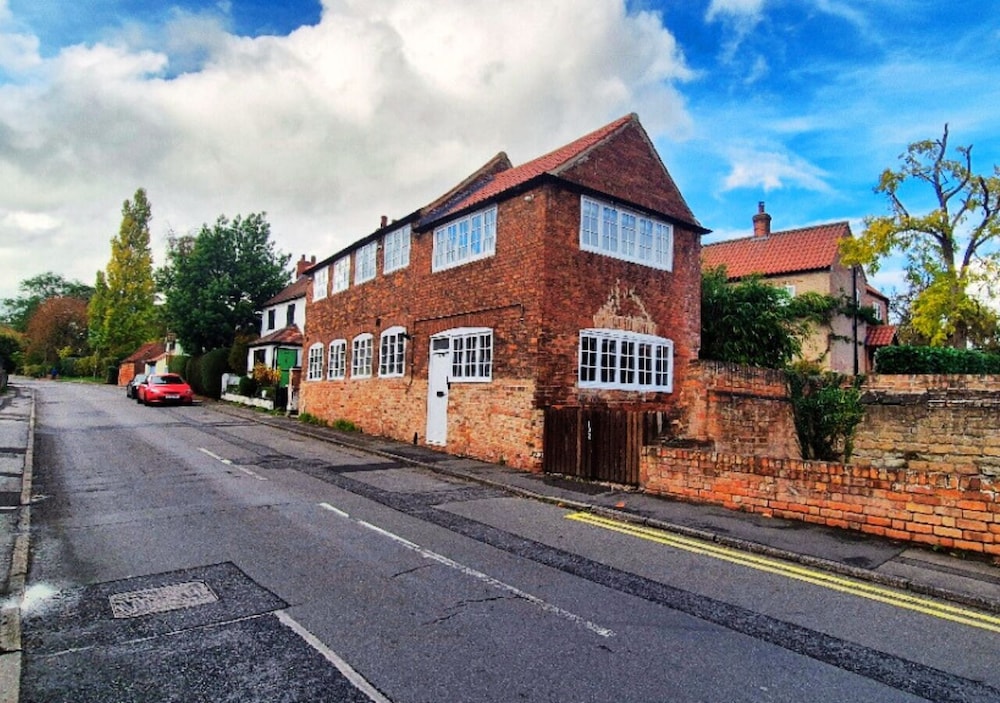 Spacious & Luxury 2BR Flat in Calverton