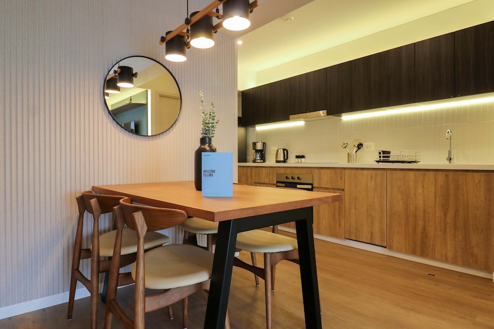 w Elegant 2BR w Balcony Near Larcomar