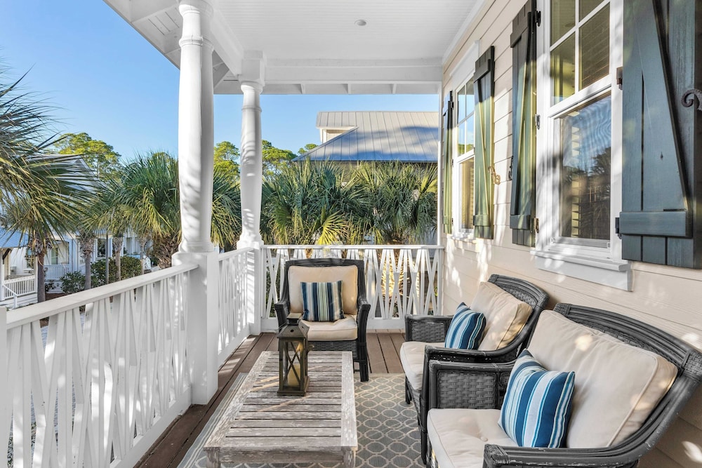 Seagrove Gardens Mins to the Beach, Santa Rosa Retreat w/ Golf Cart, A+ Design