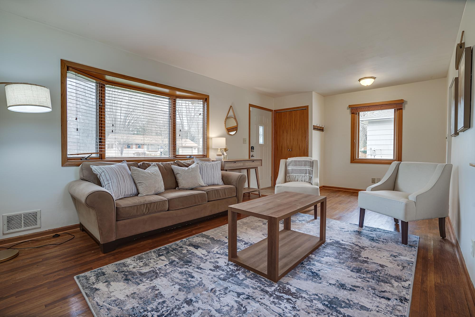 Oakdale Home w/ Deck - 7 Mi to Downtown St Paul! view 5