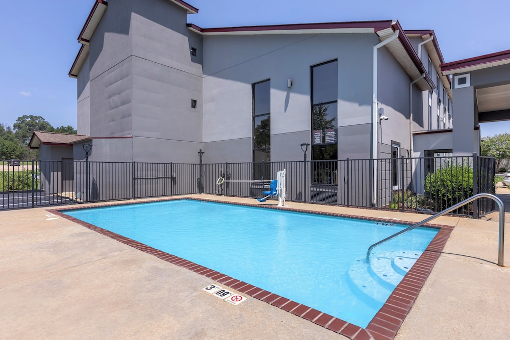 Red Roof Inn & Suites Clinton, MS