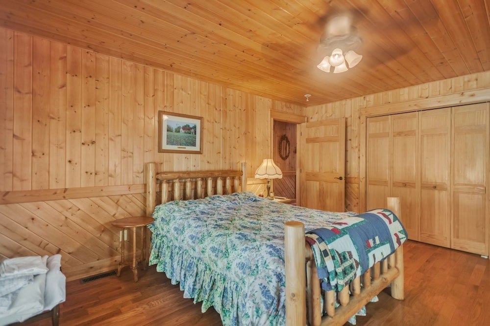 Cozy Mountain Retreat W/ Scenic Views 3 Bedroom Home by RedAwning view 3