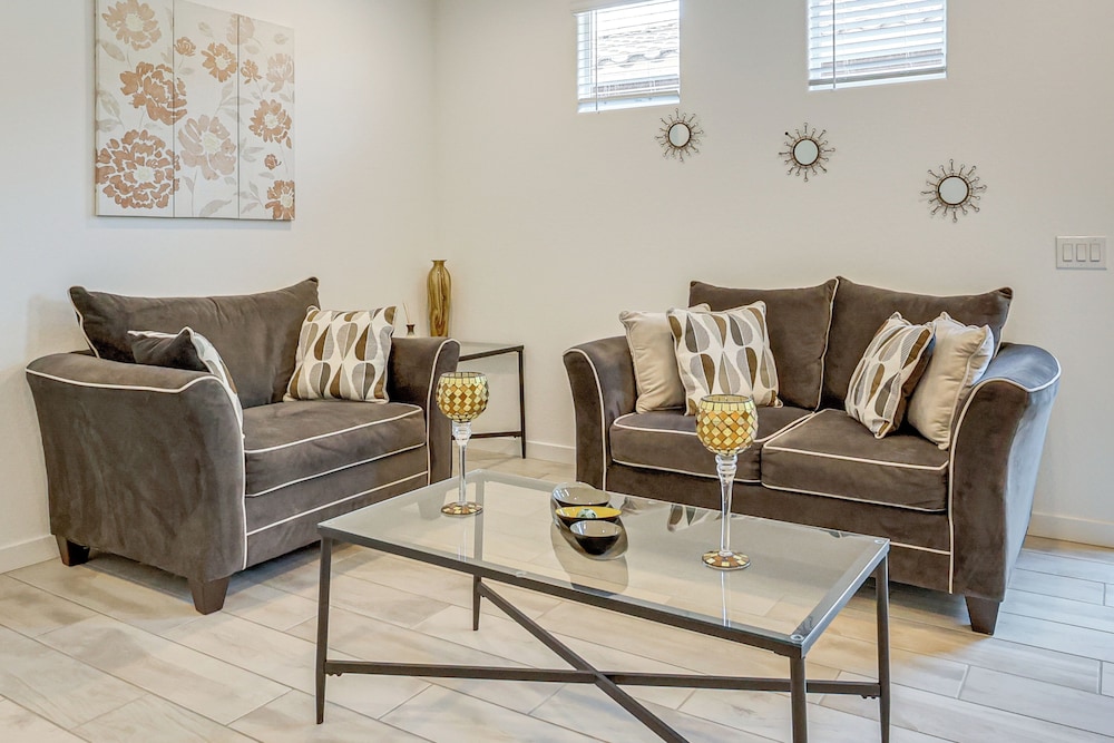 Lake + Mtn Views: Modern Apache Junction Getaway