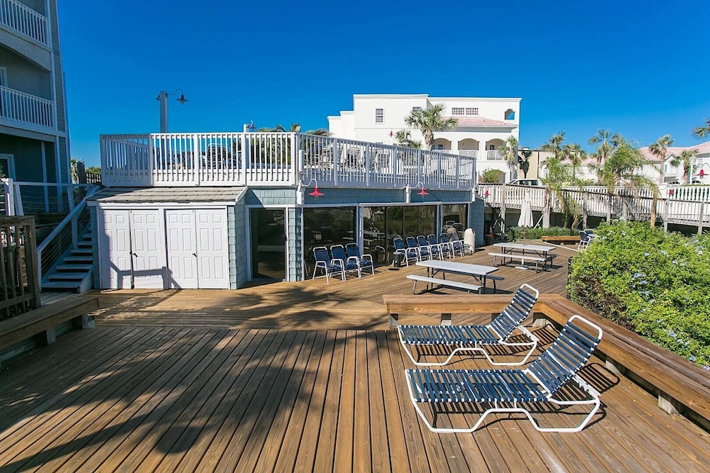 Seaside Haven: Stylish Condo, Garden Views