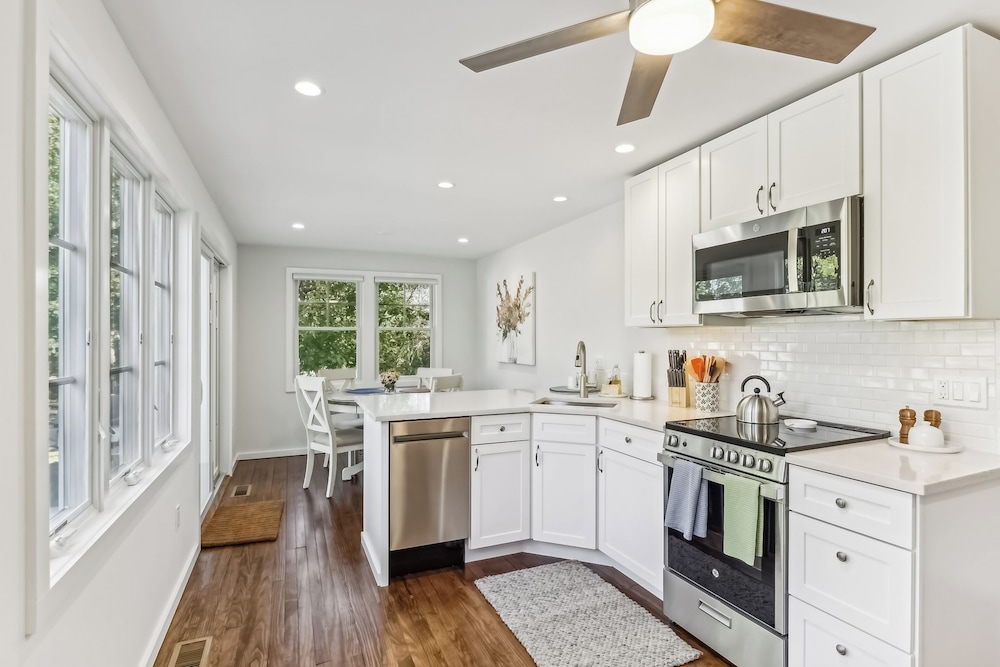 3BR Home Walk to Beach w/ Outdoor Shower & Grill