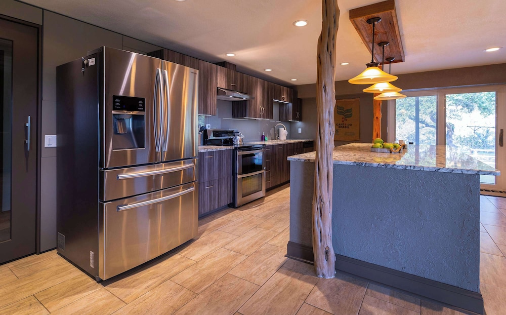 Willie's Hill Country Hideaway - Stay for 8 With Hot Tub & Fire Pit
