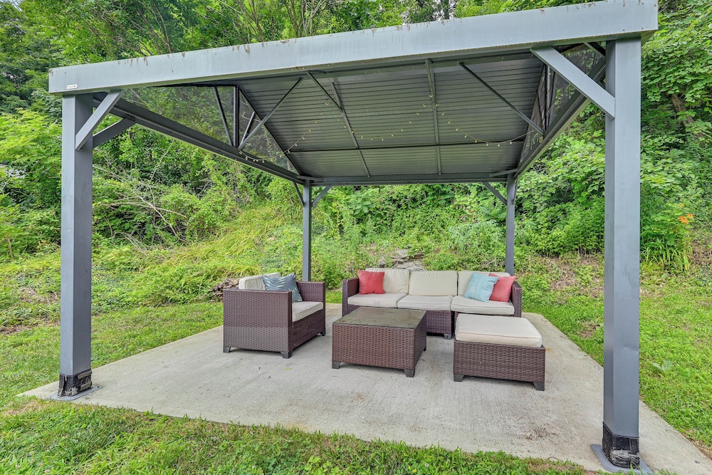 Cottage-chic Retreat < 1 Mi to Connecticut River!