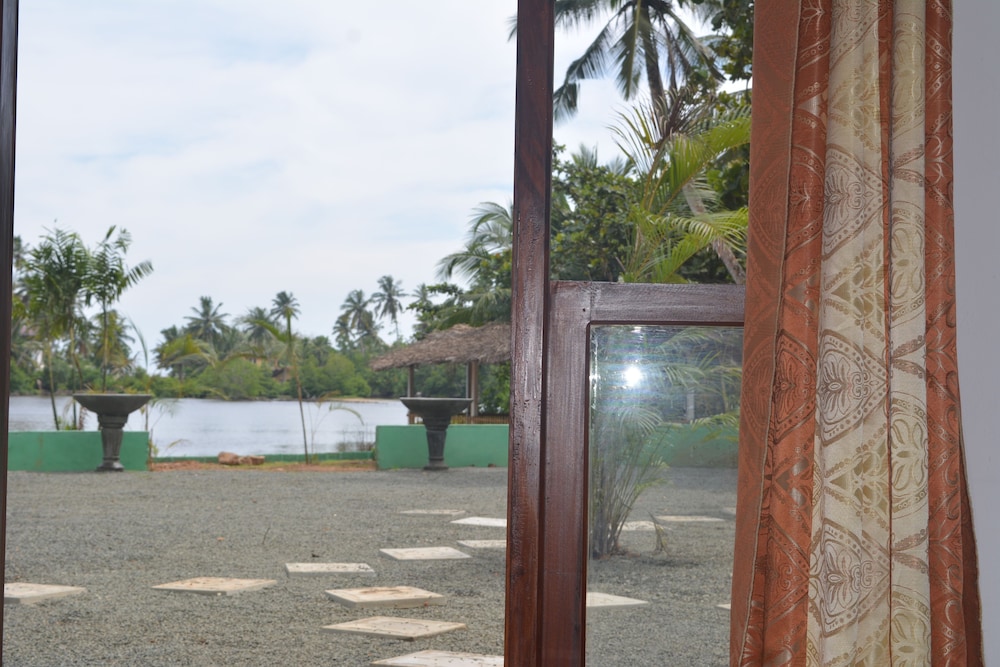Lagoon Resort Goviyapana